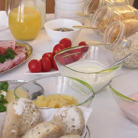 Hotel-pension Schloss -miramar Bed & Breakfast 3*